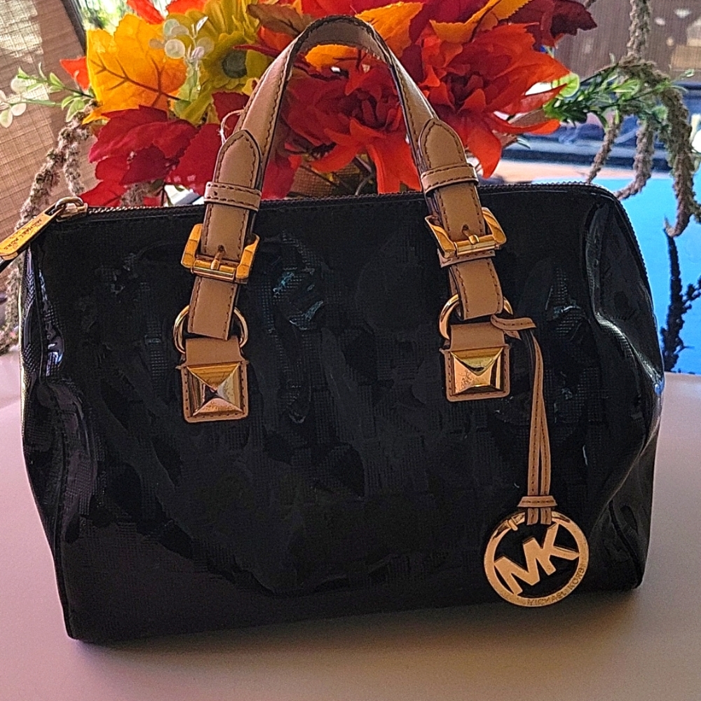 Autentic (Michael kors) purse color black and gold